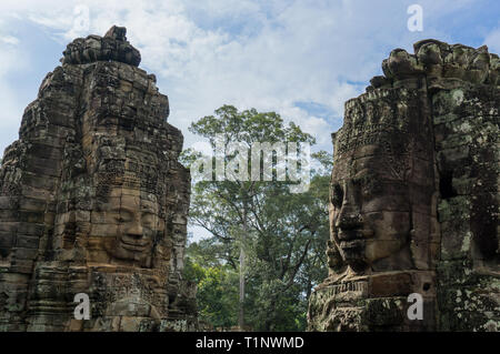 Les beaux visages de pierre de l'ancien temple du Bayon à l'intérieur du complexe d'Angkor Thom au Cambodge Banque D'Images