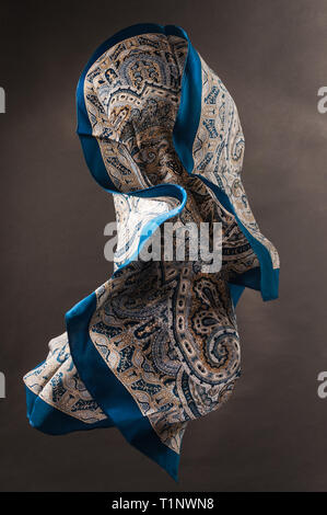 Foulard femme vol sur fond noir Banque D'Images