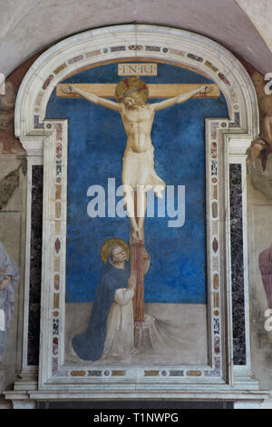 Fresco 'Saint Dominique adorant la Crucifixion' par début de la Renaissance italienne peintre Fra Angelico (1442-1443) dans le Couvent de San Marco (Convento di San Marco), maintenant le Musée San Marco (Museo Nazionale di San Marco), à Florence, Toscane, Italie. Banque D'Images