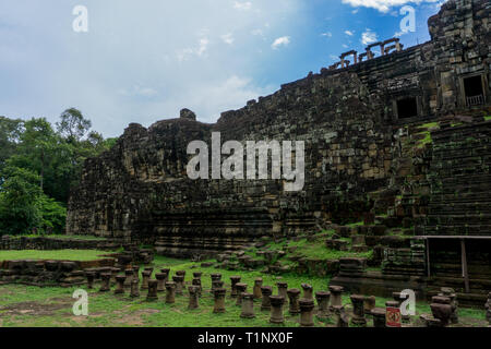 Un immense Bouddha couché encastré dans le mur du Temple Baphuon neat Siem Reap au Cambodge Banque D'Images