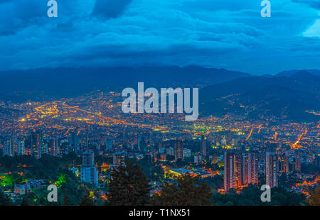 La ville de Medellin ville la nuit (heure bleue) avec son architecture de gratte-ciel moderne situé dans une vallée de la cordillère des Andes, en Colombie. Banque D'Images