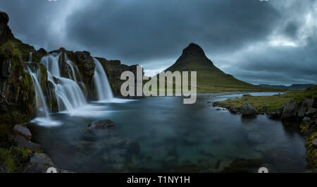 Soirée fantastique avec volcan Kirkjufell la côte de la péninsule de Snæfellsnes. Magnifique et pittoresque de la scène du matin. Emplacement endroit célèbre Kirkjufel Banque D'Images