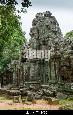 L'une des portes menant au Ta Prohm temple près de Angkor au Cambodge Banque D'Images