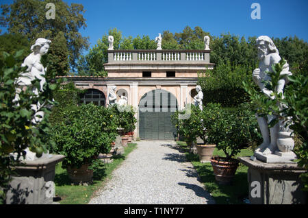 L'Italie, Lucca - 13 septembre 2014 : la vue au jardin du Palazzo Pfanner Banque D'Images