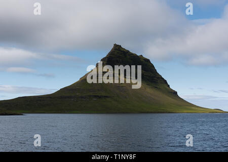 Volcan éteint d'Islande. Le Mont Kirkjufell dans la péninsule de Snæfellsnes, à l'Islande Banque D'Images