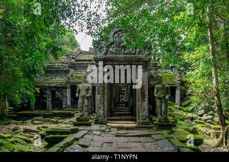 Statues montent la garde devant l'entrée d'un temple au parc archéologique d'Angkor Banque D'Images