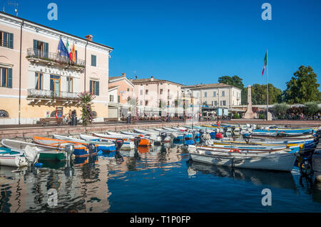 Le petit port de plaisance de la côte du lac de garde au cours de l'été Banque D'Images