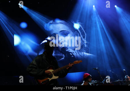 Au cours de l'exécution de Rose Gray le Teenage Cancer Trust, Concert Royal Albert Hall, Londres. PRESS ASSOCIATION. Photo date : mercredi 27 mars, 2019. Voir PA story SHOWBIZ TCT. Crédit photo doit se lire : Isabel Infantes/PA Wire Banque D'Images