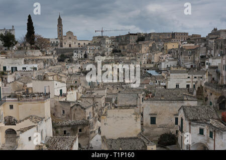 L'Italie, l'Italie du Sud, région de Basilicate, province de Matera, Matera. La ville se trouve dans un petit canyon creusé par la Gravina. Aperçu de la ville. Banque D'Images