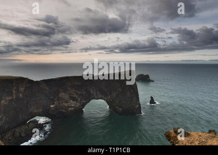 Passage de lave noire incroyable debout dans la mer sur la petite péninsule. Attraction touristique populaire. Rare et magnifique scène. Location Sudurland, Cap-Dy Banque D'Images