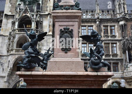 Deux statues d'angle avec le bouclier et l'épée sur une colonne en face de l'hôtel de ville de Munich. Banque D'Images