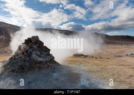 Fumeurs près de fumerolles zone géothermique Hverir, région du lac Mývatn, en Islande. Zone géothermique avec fumeurs fumerolles et sources géothermiques de boue dans Namskard Banque D'Images