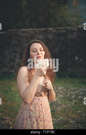 Cute girl Playing with blowball Banque D'Images