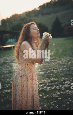 Cute girl Playing with blowball Banque D'Images