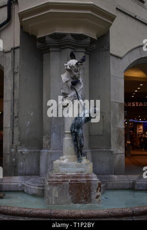 Fontaine à Munich avec pigeons sur elle. Banque D'Images