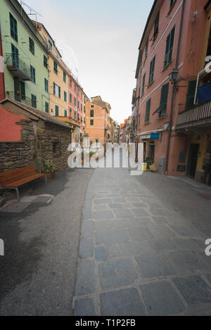 Vernazza, Italie - 9 septembre : vue sur les maisons colorées le long de la rue principale sur une journée ensoleillée à Vernazza, Italie. Vernazza est un des cinq famou Banque D'Images