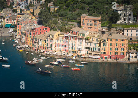 Panorama historique de luxe Portofino. Village et à Little Bay Yacht Harbour. Ligurie, Italie Banque D'Images