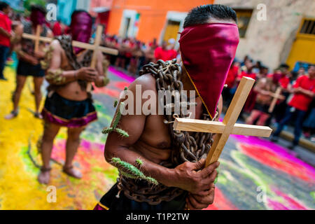 Les dévots enchaînés, qui portaient des cagoules et des épines de cactus collés à leur corps, prendre part à la semaine sainte en procession pénitentielle Atlixco, au Mexique. Banque D'Images