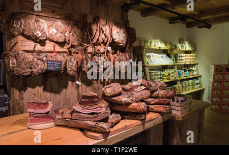 Étagères avec saucisses italiennes typiques (prosciutto, speck) à l'intérieur d'un marché d'épicerie en Italie Banque D'Images