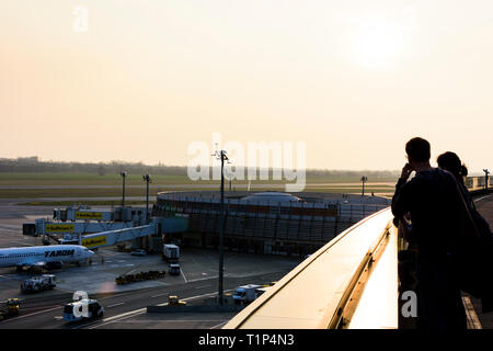 Wien Vienne aéroport, vous terrasse, plainspotter Banque D'Images