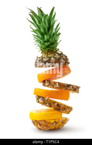 Ananas juteux, orange et pamplemousse coupé en morceaux sur un fond blanc. Isolées. Banque D'Images