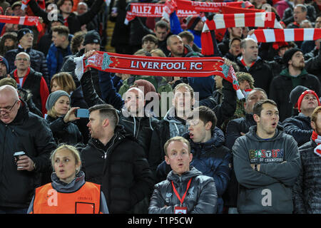 11 décembre 2018, Anfield, Liverpool, Angleterre ; Ligue des Champions, Liverpool v Napoli ; Liverpool fans chanter "vous n'aurez jamais marcher seul' Credit : Mark Cosgrove/News Images Banque D'Images