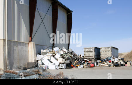 Tas de ferraille pour le recyclage à l'enfouissement de la ville y compris les appareils anciens en Bourne, Massachusetts USA Banque D'Images