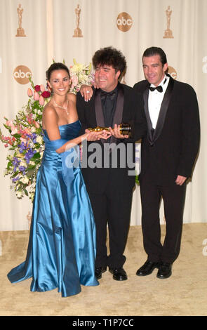 LOS ANGELES, CA. 26 mars 2000 : le réalisateur Pedro Almodovar avec l'actrice Penelope Cruz et l'Acteur Antonio Banderas (droite) à la 72e cérémonie des Academy Awards. © Paul Smith / Featureflash Banque D'Images