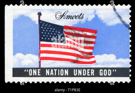 États-unis D'AMÉRIQUE - circa 2011 : timbre imprimé aux États-Unis, d'un drapeau, "une nation sous Dieu", vers 2011. (Isolé sur fond noir) Banque D'Images