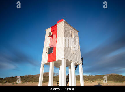 Un matin tôt départ dans le Somerset derrière le phare en bois inhabituels. Le phare est l'un des trois phares à Burnham-on-Sea, Somerset, E Banque D'Images