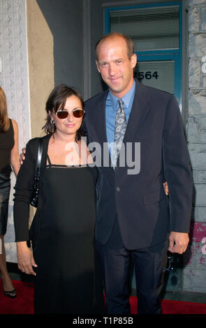 LOS ANGELES, CA. 15 juillet 2000 : l'acteur Anthony Edwards & Femme Jeanine Lobell au 6e congrès annuel de l'Angel Awards organisé par Project Angel Food. Photo : Paul Smith/Featureflash Banque D'Images