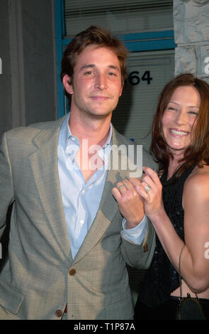 LOS ANGELES, CA. 15 juillet 2000 : l'acteur Noah Wyle & femme Tracy Warbin lors du 6e Gala des Prix annuels Angel par Project Angel Food. Photo : Paul Smith/Featureflash Banque D'Images