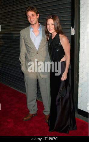 LOS ANGELES, CA. 15 juillet 2000 : l'acteur Noah Wyle & femme Tracy Warbin lors du 6e Gala des Prix annuels Angel par Project Angel Food. Photo : Paul Smith/Featureflash Banque D'Images