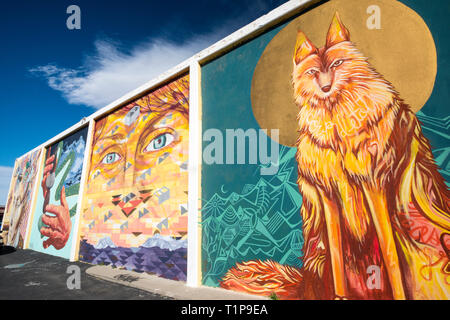 Une fresque est peinte sur le côté d'un immeuble dans le quartier Midtown de Reno, Nevada. Banque D'Images