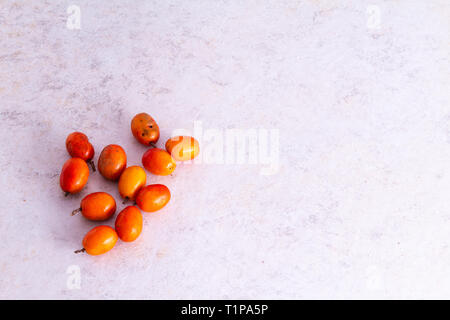 Fruit Siriguela avec fond blanc Banque D'Images