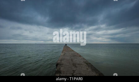 Plage Otrada à Odessa, Ukraine, dans un sombre matin d'été. Sombres nuages asperatus sur la mer jusqu'à l'aube. Banque D'Images