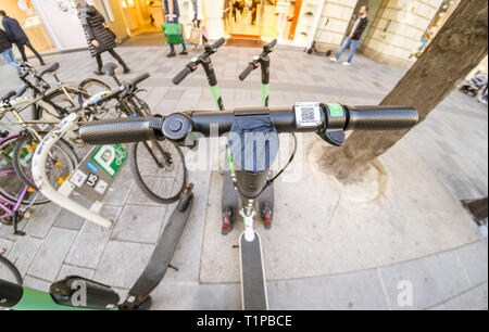 Vienne Autriche mars.22, 2019 La Chaux et location de scooters électriques d'oiseau devenu populaire moyen de transport pour le marché intérieur et les visiteurs. Banque D'Images