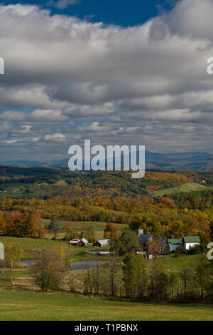 L'automne coloré vue panoramique sur les montagnes lointaines et une grappe de granges sur une famille Hill Farm dans le comté rural Barnet, Caledonia, New York, USA Banque D'Images