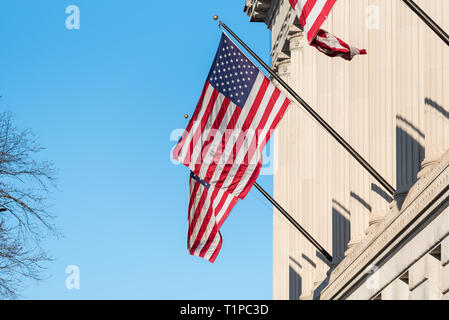 Les drapeaux nationaux des États-Unis d'Amérique qui tournent à l'extérieur du bâtiment du Département du Commerce des États-Unis à Washington DC Banque D'Images