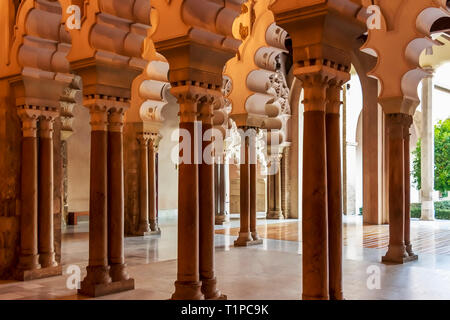 Saragosse, Espagne - Jan 2019 Moorish-Taifa salles : Côté nord donne sur la cour à l'Aljaferia Palace Banque D'Images