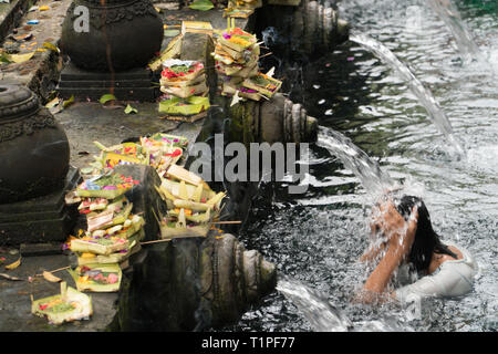 Bali, Indonésie - le 22 janvier 2019 : à l'ablution de l'eau de source saint Pura temple Tirta Empul à Tampa, Bali, Indonésie. Banque D'Images