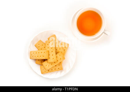 Biscuits au beurre sablés écossais, tourné à partir de ci-dessus, sur un fond blanc avec une tasse de thé et un lieu pour le texte Banque D'Images