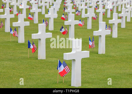 Tombes des soldats américains qui sont morts pendant et après le débarquement en Normandie au cimetière américain de Normandie à Colleville-sur-Mer, France Banque D'Images