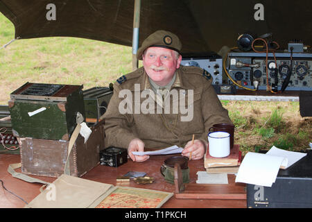 Un correspondant de guerre britannique écrit un message dans son bureau de fortune au cours de la D-Day célébrations en Normandie, France Banque D'Images