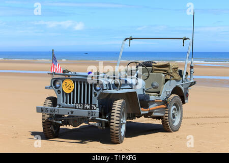 Un marine américain Ford GPW jeep à Omaha Beach pendant la célébration du débarquement en Normandie, France Banque D'Images