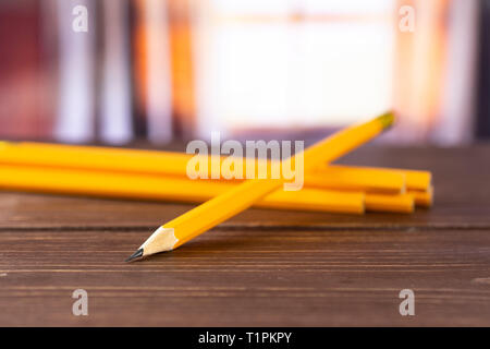 Groupe de six entier jaune crayon sharpenedone est mis au point avec des rideaux en soie derrière Banque D'Images