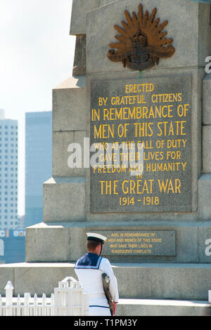 PERTH, AUSTRALIE - Novembre 11, 2018 : soldat à l'occasion du centenaire du Jour du Souvenir, en l'état de Kings Park War Memorial Banque D'Images