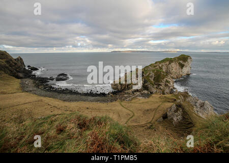 Les ruines de Kinbane Castle et Kinbane Head sur la côte du comté d'Antrim en Irlande du Nord avec l'île de Rathlin dans l'arrière-plan. Banque D'Images