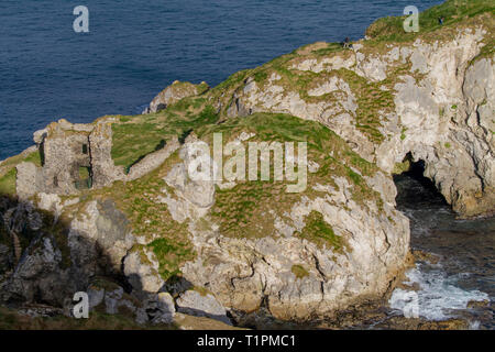 Ruines de château en Irlande du Nord sur un promontoire calcaire au bord d'une mer-arch à Kinbane Head, dans le comté d'Antrim, en Irlande du Nord. Banque D'Images