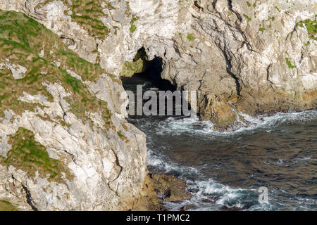 Une arche en pierre calcaire à Kinbane Head sur la côte nord du comté d'Antrim, en Irlande du Nord Banque D'Images